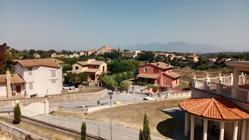 Halbfertiges Haus mit Panoramablick zwischen Florenz und Pisa